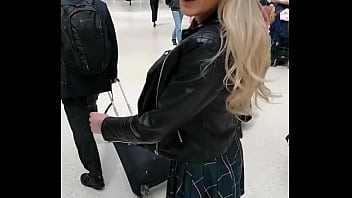 Hey boy's voici mon teaser gratuit exhib public télécabines emirates