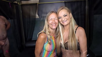 Sperma überschwemmung bukkake schlampen massenbesamung