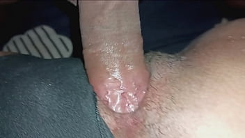 น้ำที่ไหลรินในรูหีของเธอ