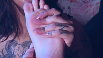 Wanna suck this pretty toes