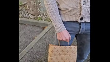 Teaser " distribution de sucettes à des inconnus"