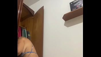 Gosto de me exibir e deixar os machos de pau duro e molhado