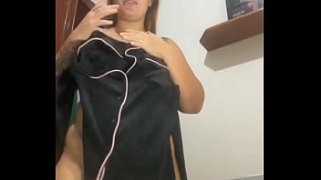 Gosto de me exibir e deixar os machos de pau duro e molhado