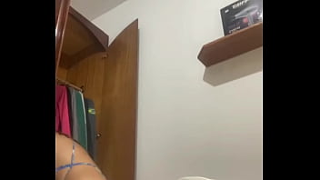 Gosto de me exibir e deixar os machos de pau duro e molhado