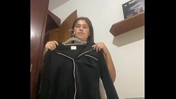 Gosto de me exibir e deixar os machos de pau duro e molhado