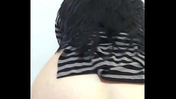 Mi hermanastra crystal se asturba en el piso de casa cuando su esposo sale a trabajar