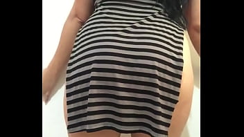 Mi hermanastra crystal se asturba en el piso de casa cuando su esposo sale a trabajar