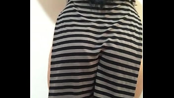 Mi hermanastra crystal se asturba en el piso de casa cuando su esposo sale a trabajar