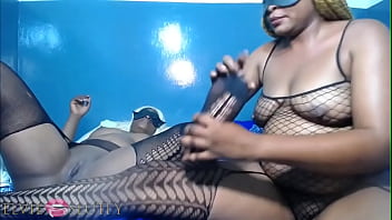 Un duo ébène chaud s'amuse sur le visage d'un homme partie 2