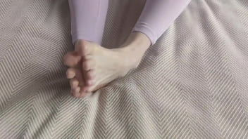 She knows how to give pleasure with her feet sockjob footjob video