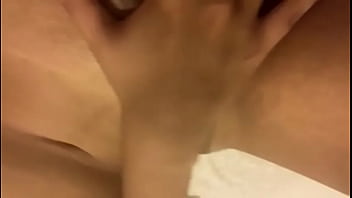 Latina tetona se toca delicioso