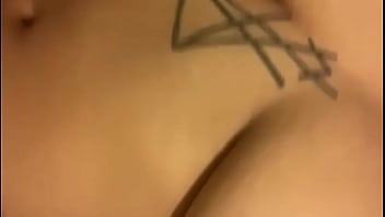 Latina tetona se toca delicioso