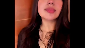 Provocativa en transparencia negra y bella