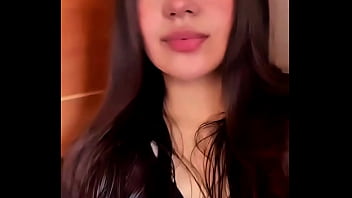 Provocativa en transparencia negra y bella