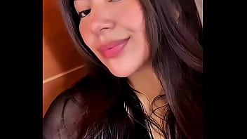 Provocativa en transparencia negra y bella