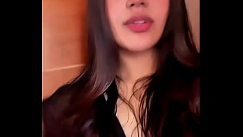 Provocativa en transparencia negra y bella