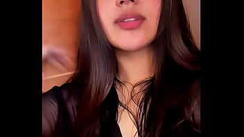 Provocativa en transparencia negra y bella