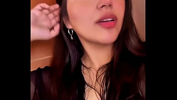 Provocativa en transparencia negra y bella