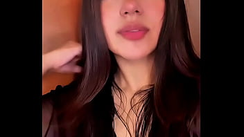 Provocativa en transparencia negra y bella