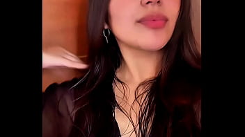 Provocativa en transparencia negra y bella