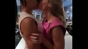 Ah safadinho e vocês querem me ver em cena lésbica com essa morena cavala deliciosa toma aqui uma previazi