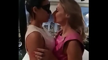 Ah safadinho e vocês querem me ver em cena lésbica com essa morena cavala deliciosa toma aqui uma previazi