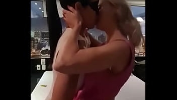 Ah safadinho e vocês querem me ver em cena lésbica com essa morena cavala deliciosa toma aqui uma previazi