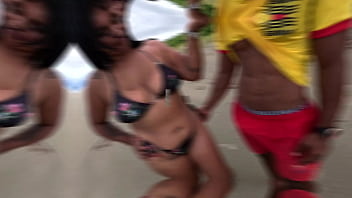 Nicoly safada seduz bombeiro na praia e senta na rola dele no meio do mato