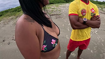 Nicoly safada seduz bombeiro na praia e senta na rola dele no meio do mato