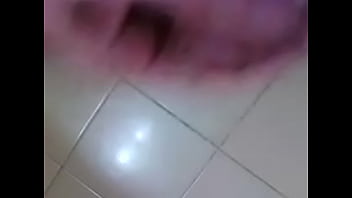 Pau melado gozando na punheta