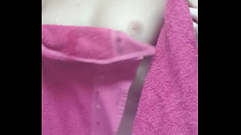 Je sort de la douche mes coquins qui me prépare un café svp