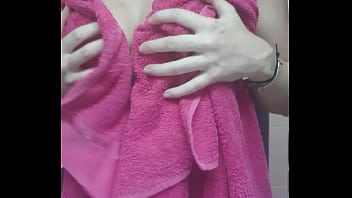 Je sort de la douche mes coquins qui me prépare un café svp