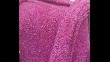 Je sort de la douche mes coquins qui me prépare un café svp