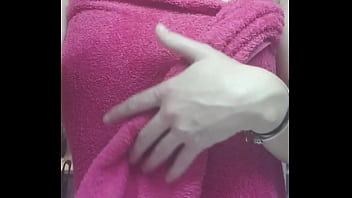 Je sort de la douche mes coquins qui me prépare un café svp