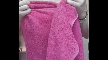 Je sort de la douche mes coquins qui me prépare un café svp