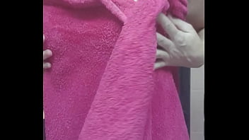 Je sort de la douche mes coquins qui me prépare un café svp