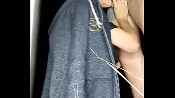 Petite pause pour sucer dans les champs