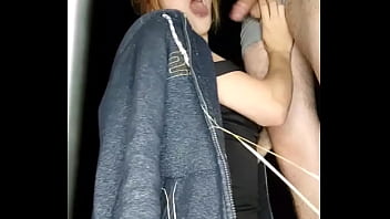 Petite pause pour sucer dans les champs