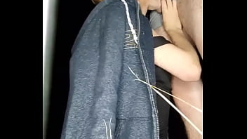 Petite pause pour sucer dans les champs