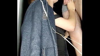 Petite pause pour sucer dans les champs