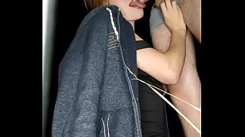 Petite pause pour sucer dans les champs