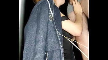 Petite pause pour sucer dans les champs