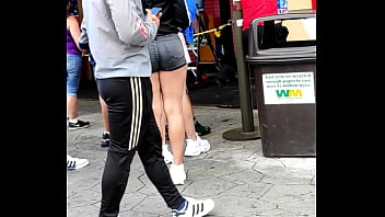 Mulher goatosa com short curto