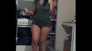 La empleada cocinando