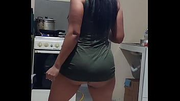 La empleada cocinando