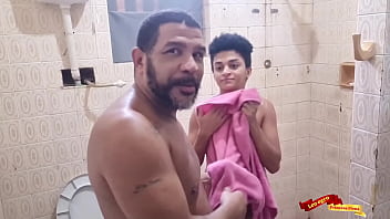 Ele pos o punho na minha bunda e pos um big plug no meu cu