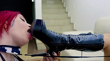 Dominando uma cadelinha obediente