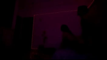 Hermanastro descubre que su hermanastra es stripper