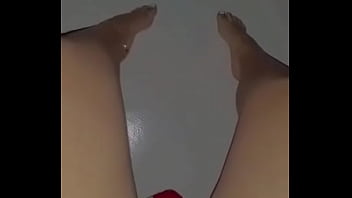 Tocando mi conchita estrecha