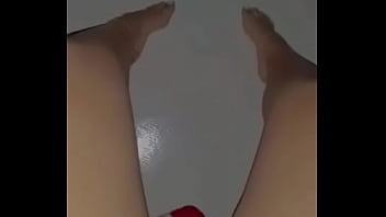 Tocando mi conchita estrecha